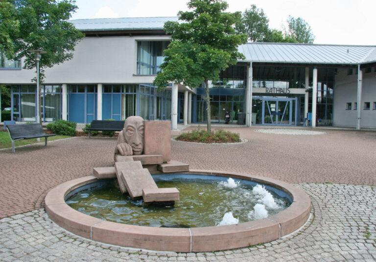 erstellt am: 05.07.05
Foto: atb
Brunnen am Rathaus und an der Bruchwaldhalle in Freisen